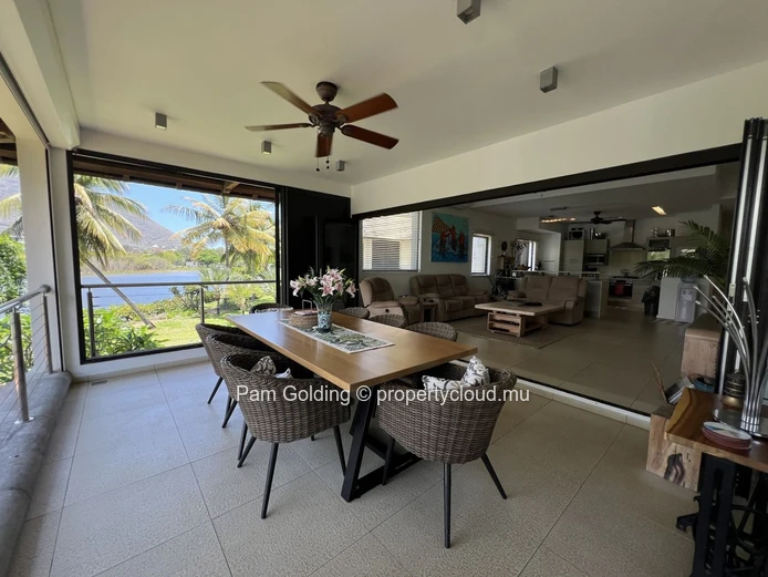 Penthouse de 4 Chambres en Bord de Rivière à Tamarin – Accès Direct à la Plage & Terrasse avec Jacuzzi Privé