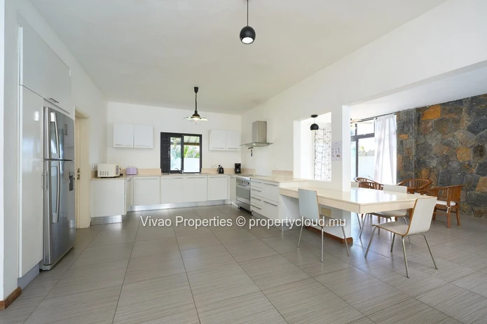 Villa en face de la plage à louer à Belle Mare, 279m², 4 chambres, piscine privée, vue mer, Rs 95 000.