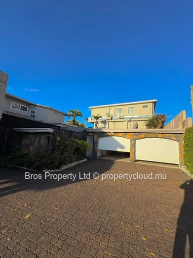 Villa 4 chambres à louer - Floreal, Curepipe | 110 000 roupies par mois | Terrain de 50 perches | 6 000 pieds carrés