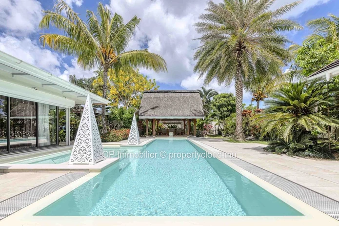 Villa RES à vendre à Grand Baie, 380m² habitables, terrain de 1.045m², 4 chambres, piscine privée. Meublée, climatisé...
