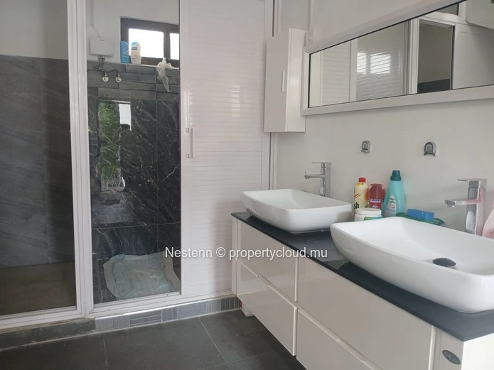 Spacious traditional triplex villa with 8 bedrooms 