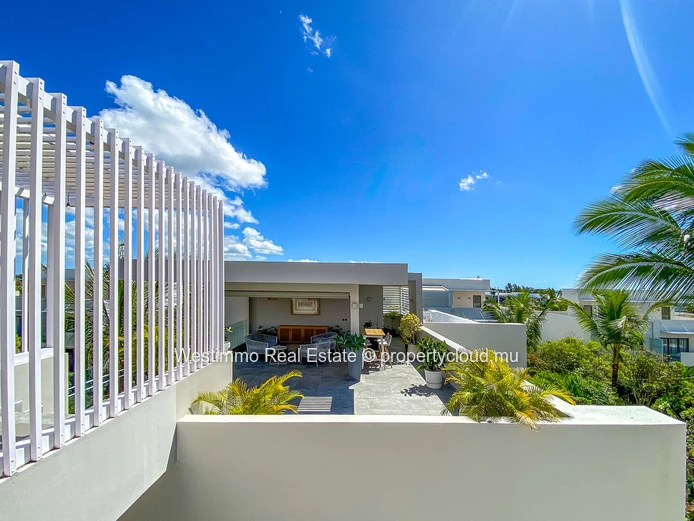 Prestigious penthouse for long-term rent in Azuri