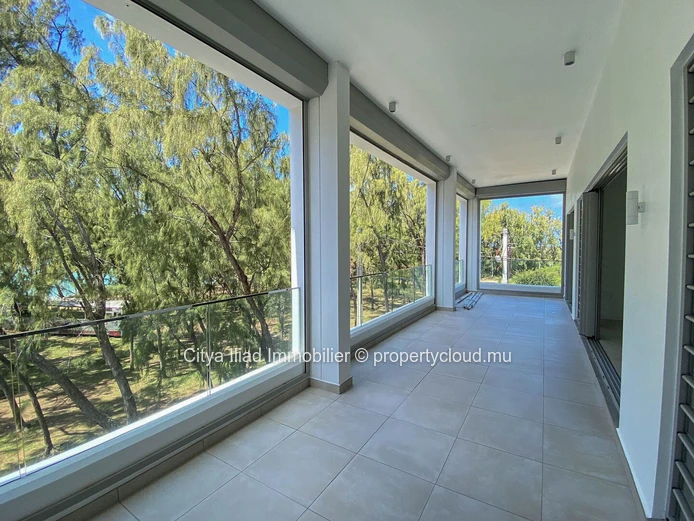 Appartement PDS à vendre à Grand Gaube, 185m², 3 chambres, piscine commune, proche écoles et magasins, meublé, climat...