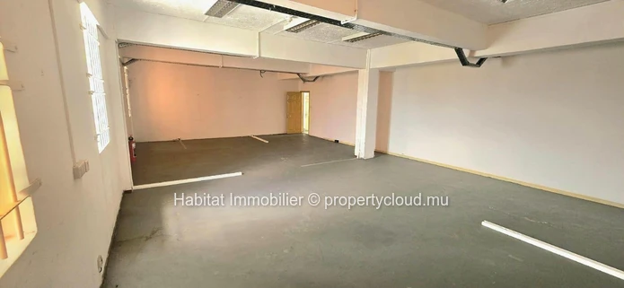 To rent : Unfurnished spacious office of 1161 m² in Port Louis