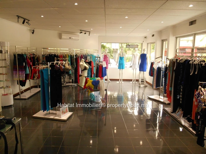 Commercial building of 300 m2 on a plot of land of 83 toises located in Vacoas