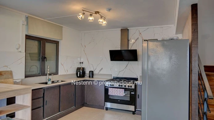 Charming 3-bedroom en-suite townhouse with swimming pool 