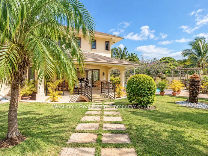 4-bedroom family villa with pool in Black River