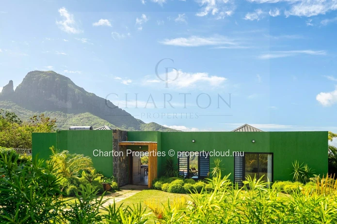 Contemporary 4-bedroom en suite villa with exceptional panoramic view of the sea and mountains
