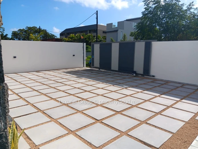 Élégante Villa Neuve avec Rooftop Aménagé et Piscine