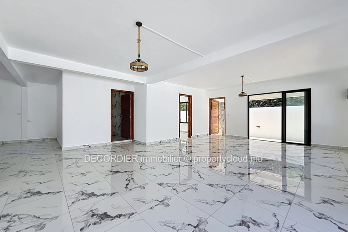 À VENDRE – Maison de plain-pied avec piscine et grand jardin