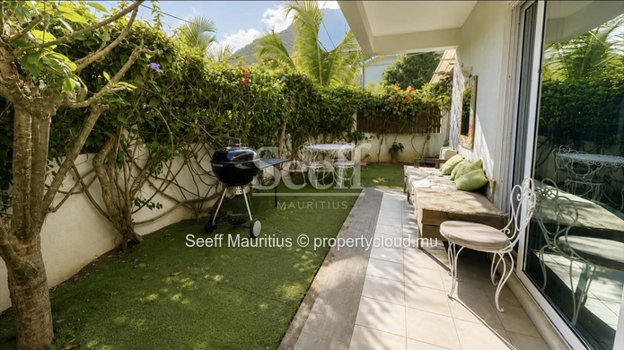 Cozy Garden Haven Near Beach