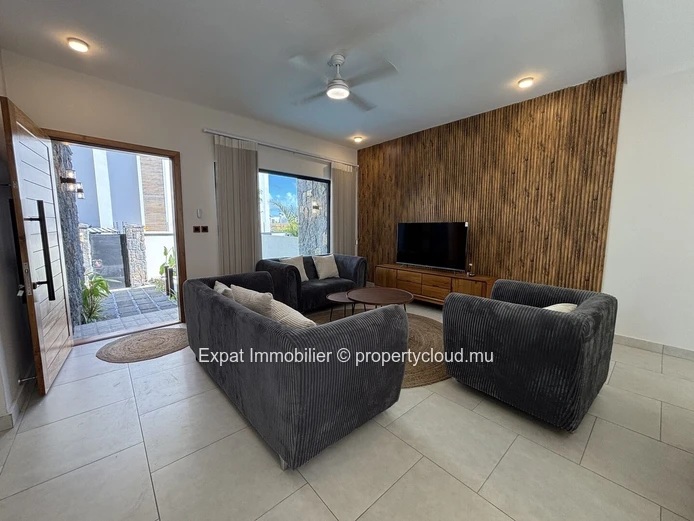 New villa with swimming pool and enclosed garage – Pereybère 