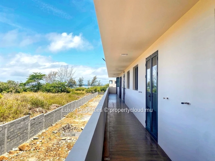 Appartement Neuf de Deux Chambres avec Vue Mer dans le Sud
