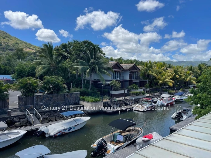 Appartement d’exception en marina avec vue imprenable sur les montagnes
