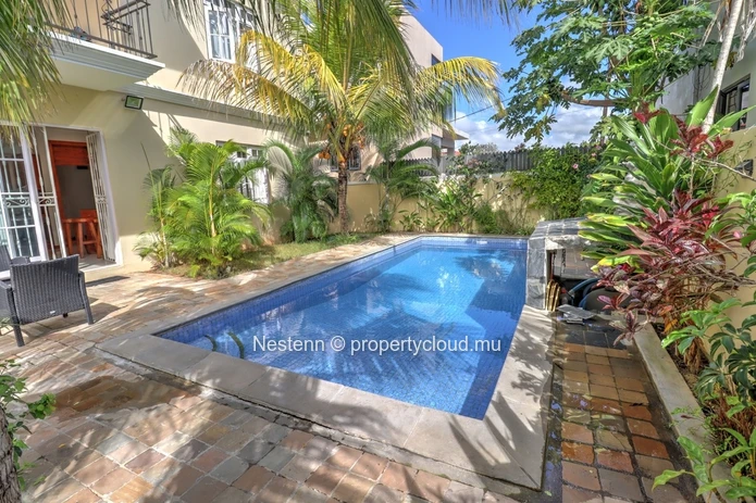 Charmante maison de ville de 3 chambres avec piscine privée et équipements modernes