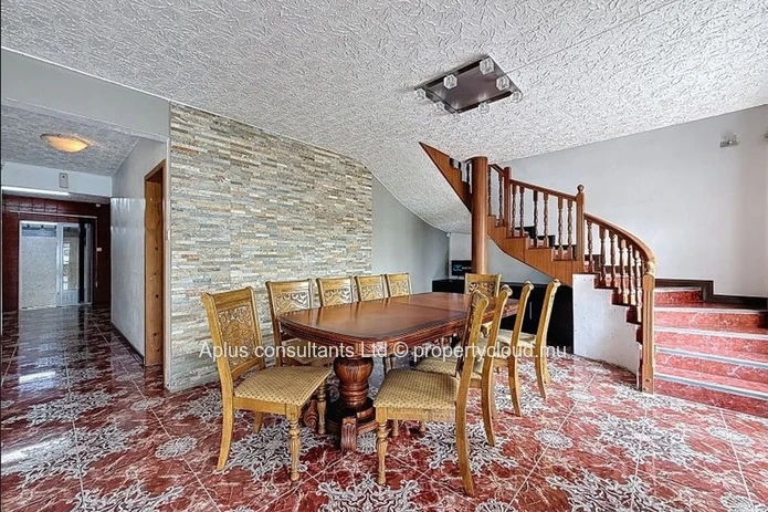 Maison meublée de 4 chambres à Rose Hill — Carrelages rétro, balcon et parking