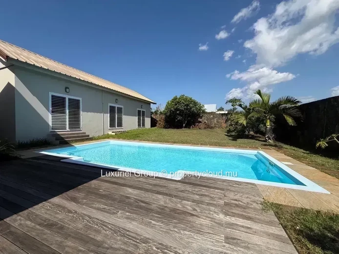 Elegant Contemporary 3-Bedroom Villa With Private Pool In Royal Park