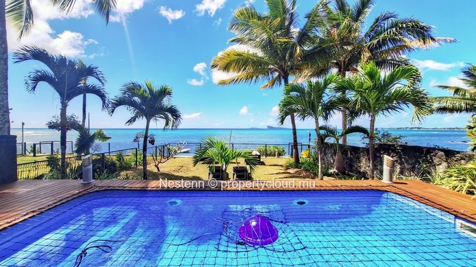Elegant 4 bedroom seafront villa