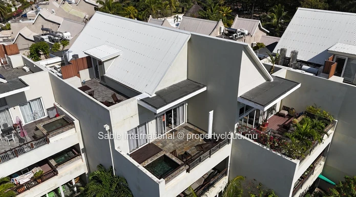 Luxurious Beachfront Penthouse in Péreybère with Easy Sea Acess and Resort-style Amenities! 