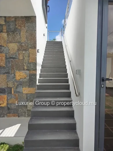 Stunning New Family Villa Double Garage  With Pool For Rent