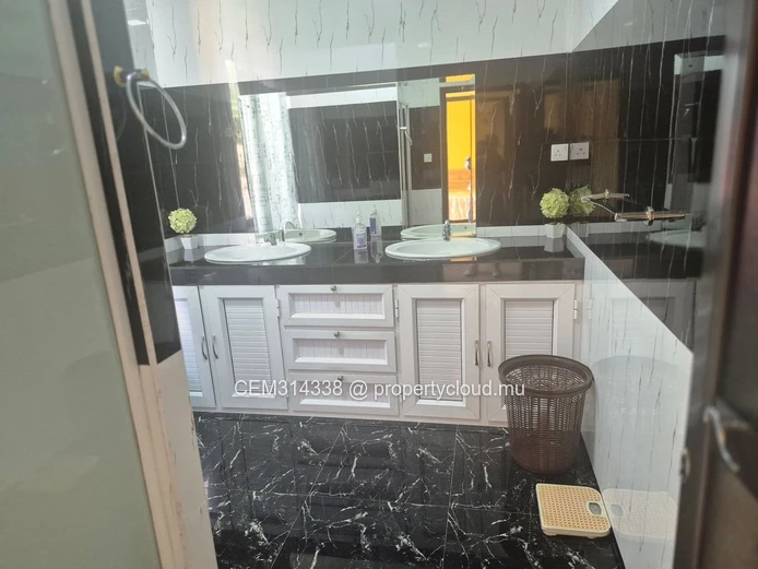 6 Chambres Grande Maison Meublée à Vendre – Trois Bras, Petit Raffray 