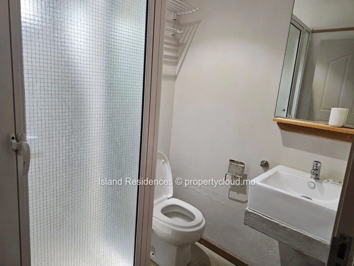 "Charming G+2 Home in Péreybère with 2 Parking Spaces and Fenced Yard - Only Rs 7.3M!"