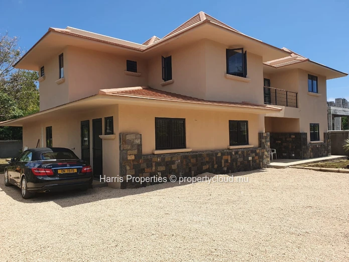 5-Bedroom Villa With Office For Rent – Bain Boeuf