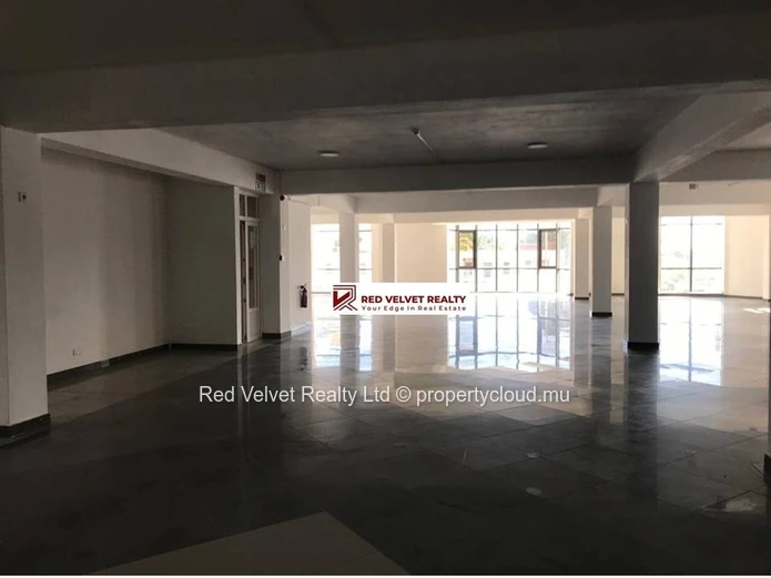Espace de bureaux de 380 m² à louer à Quatre Bornes | Emplacement stratégique pour votre entreprise