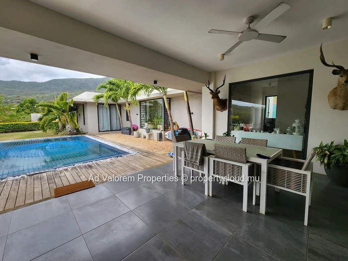 À vendre, magnifique propriété avec 2 maisons et piscine dans L'Ouest.