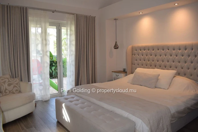 Villa moderne de 5 chambres à coucher dans un domaine convoité