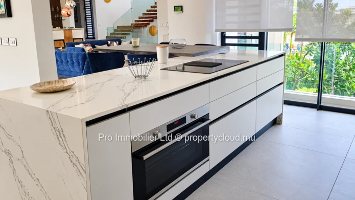 Magnifique et exclusive villa neuve à vendre dans le réputé Anahita Golf Resort, Beau Champ.