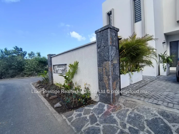 Villa Moderne de 3 Chambres à Louer à Grand Baie, Pereybère | 2 Chambres en Suite, Balcon Privé et Parking