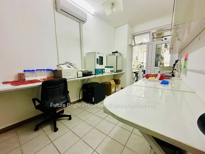 Espace Commercial à Vendre – En Plein Cœur de Beau Bassin