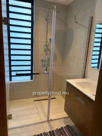 À Louer : appartement de luxe 3 chambres, pieds dans l'eau à Trou aux Biches.