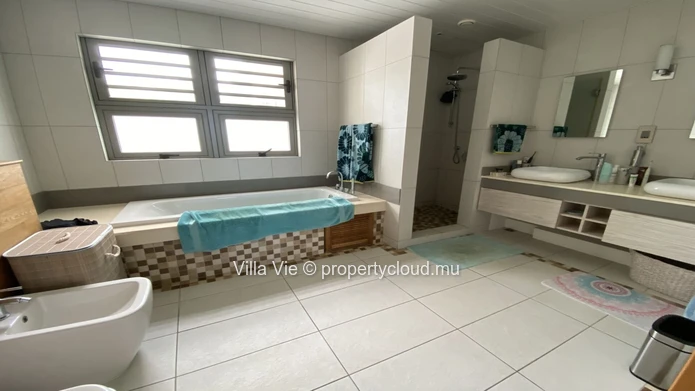 Poste Lafayette - Beachfront modern 3-bedroom ensuite duplex with swimming pool