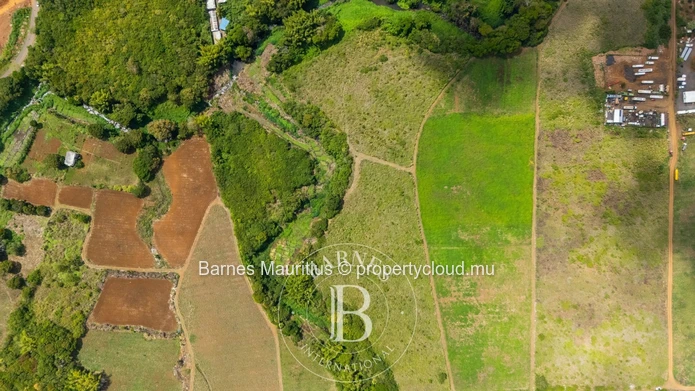 TRIANON – Terrain Agricole Stratégiquement Situé – 15 821 m²