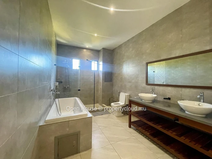 Luxurious Villa PDS for Rent in Grand Baie with Private Pool, 4 Bedrooms, and Modern Amenities - Rs 160,000