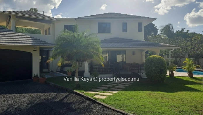 Exceptional 4-bedroom villa with pool, on long term rental in Petite Rivière Noire