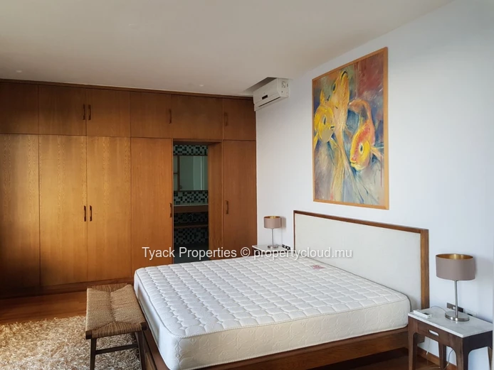 Penthouse avec Vue Mer à Vendre à Roches Noires – Accès Ascenseur Privé