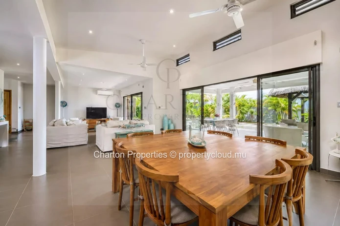 3 bedroom villa with private pool in a privileged residential environment