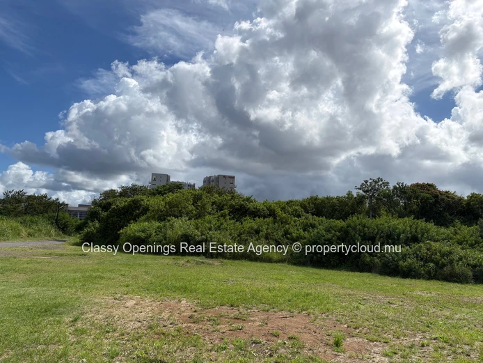 Terrain commercial 3 670 m² à Sodnac — bord de route, proche commerces