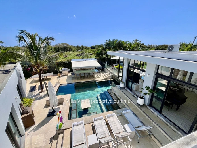 Calodyne - Elegant 4-bedroom home with swimming pool and garden