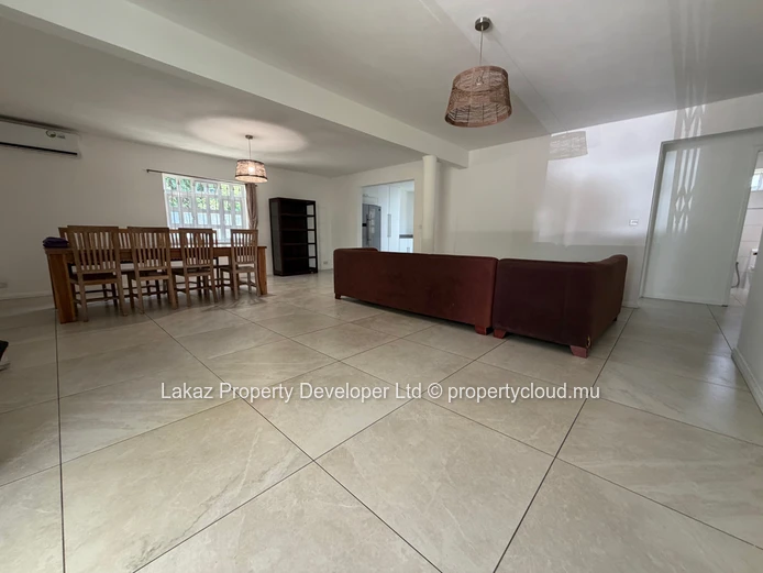 Spacious 5-Bedroom Villa with Swimming Pool – Pereybère