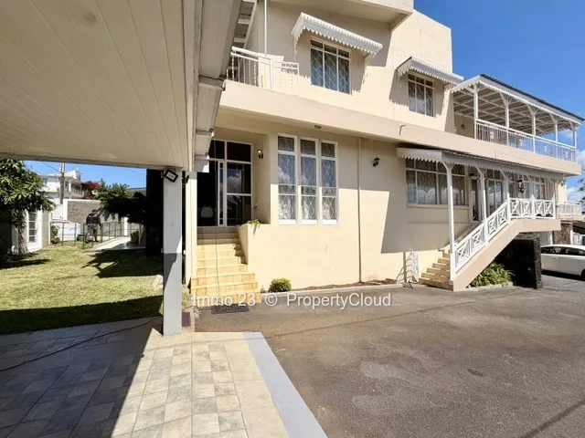 Maisons / Villas - 10 chambres - Quatre Bornes