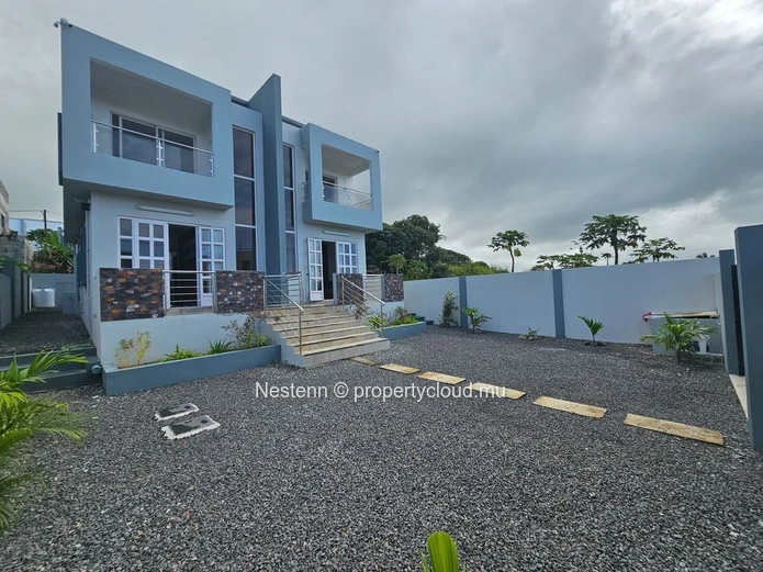 Duplex moderne et neuf de 3 chambres avec vue sur les montagnes 