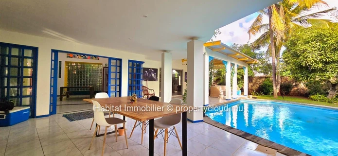 Discover this spacious furnished and equipped house of 350 m², on a plot of 233 toises (20 perches), just a few minut...