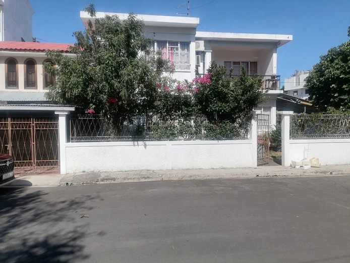 Propriété d'exception située en plein cœur de Port-Louis, comprenant deux bâtiments, à vendre