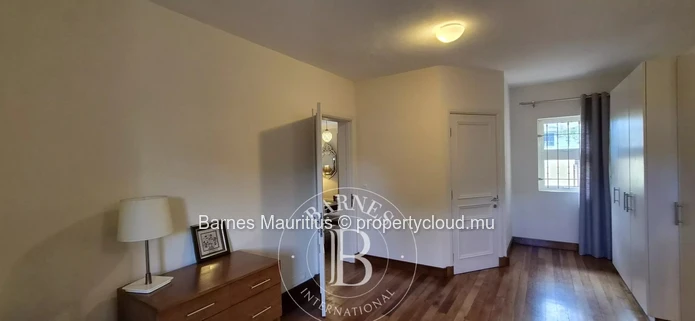 QUATRE BORNES - Maison et bureau jumelés à vendre - 450 m²