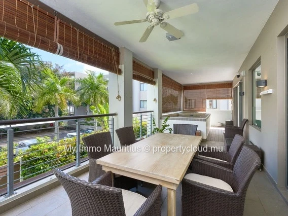3-Bedroom Apartment with En-Suite Bathrooms, 1 Minute from the Beach