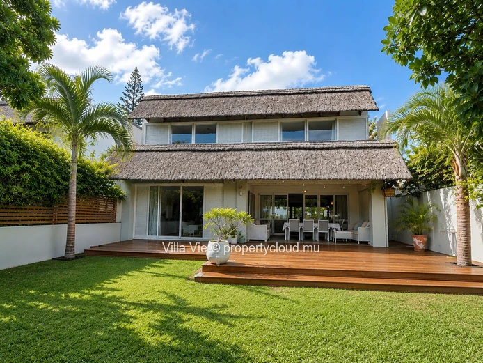 Grand Baie - Beachfront 4-bedroom family home with swimming pool (Sole Mandate)